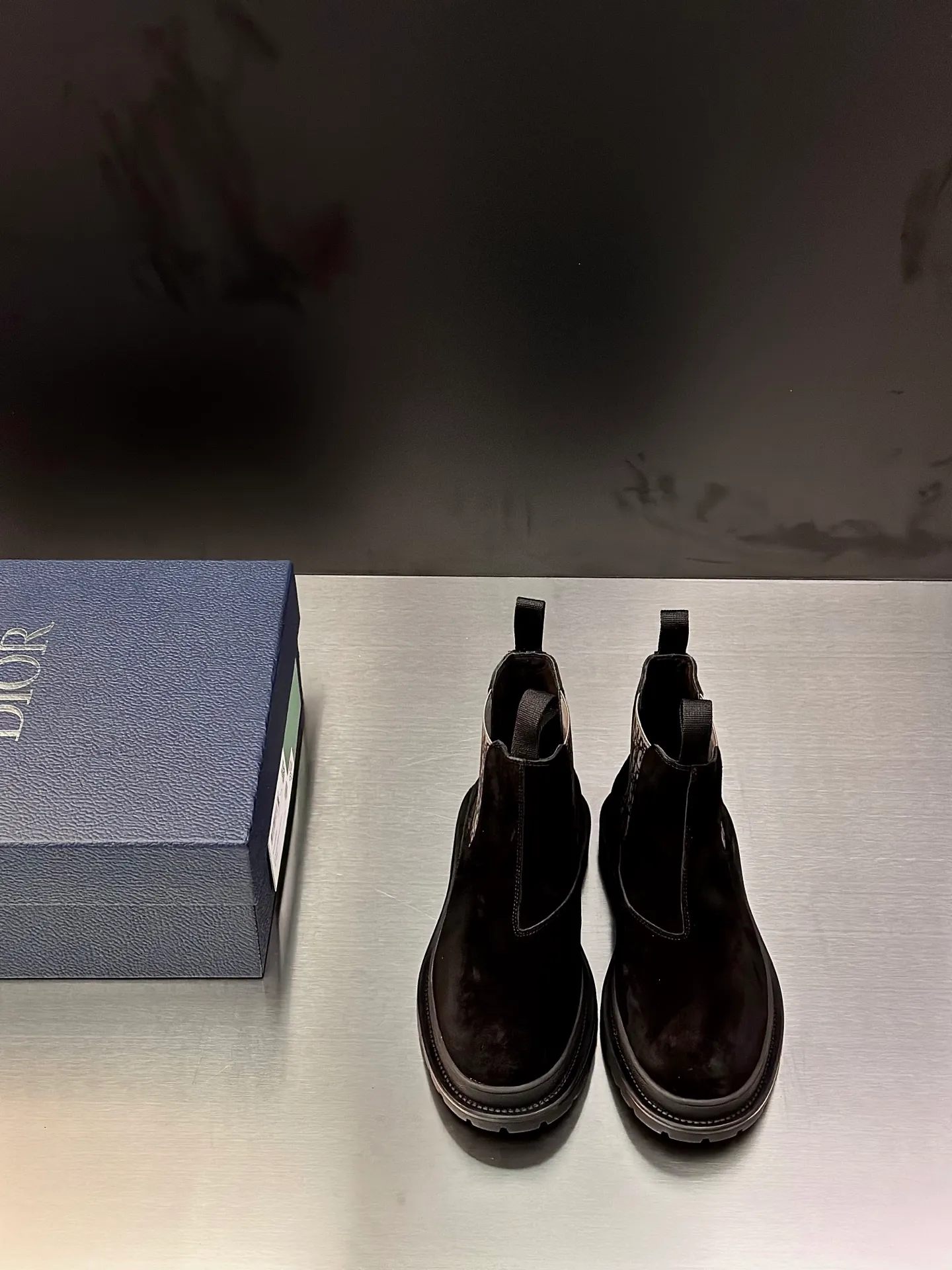 Men's shoes 💰920 Dior Dior high-top sneakers, top-quality goods produced in Dongguan, show version, leading counter trial style, Nappa cowhide material, light and breathable, soft and comfortable, easier to put on and take off, calfskin leather edging, distinctive sports style, genuine leather tongue Dior letter badge, showing the brand style, lightweight embossed pattern rubber sole, light and genuine leather feet, with original packaging Size: 39-40-41-42-43-44 (45, 46 customized) leather shoe size